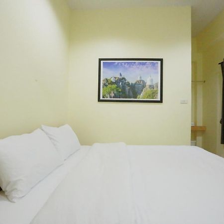 Interest Poshtel Hostel Bangkok Exterior photo
