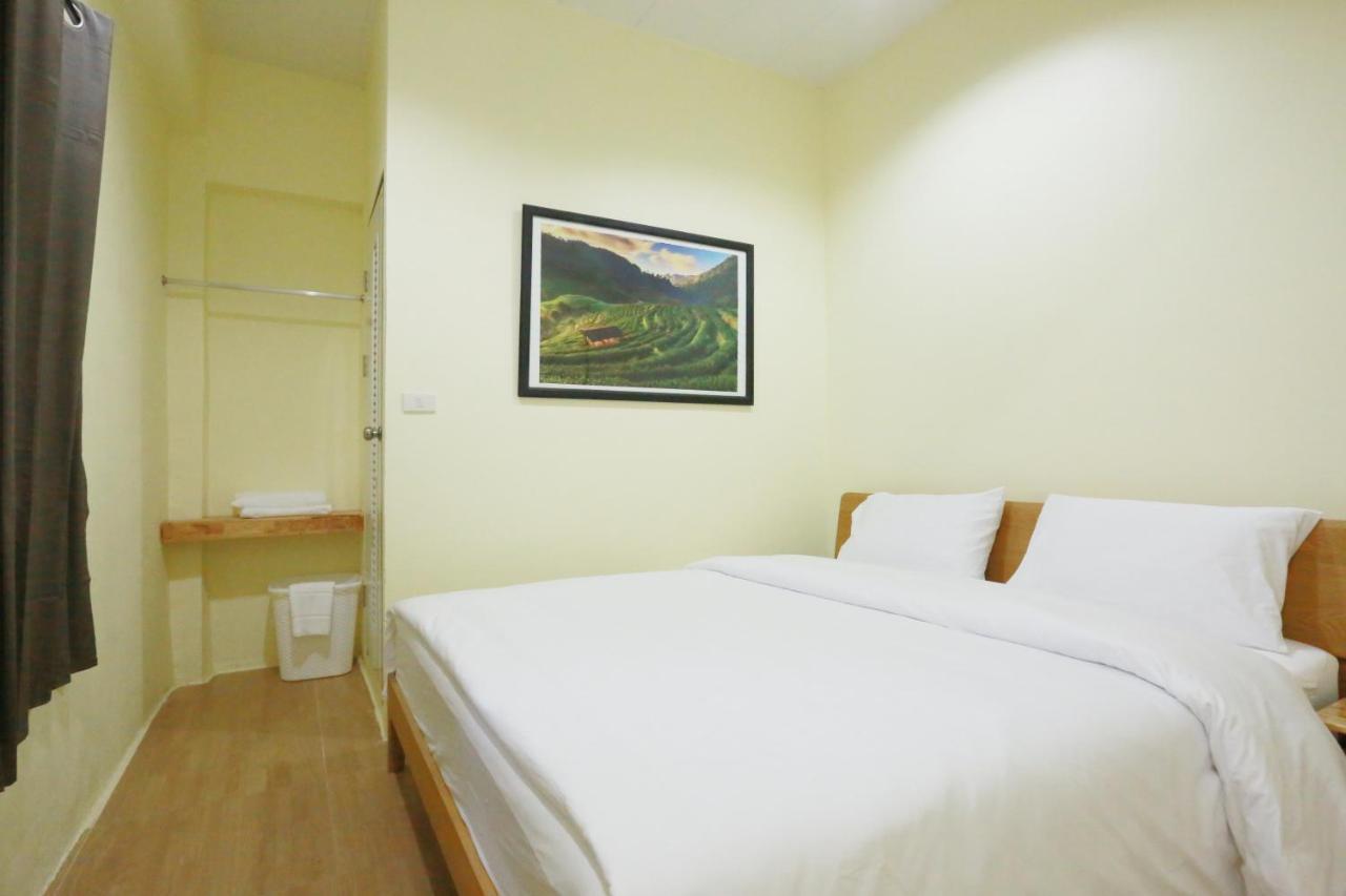 Interest Poshtel Hostel Bangkok Exterior photo