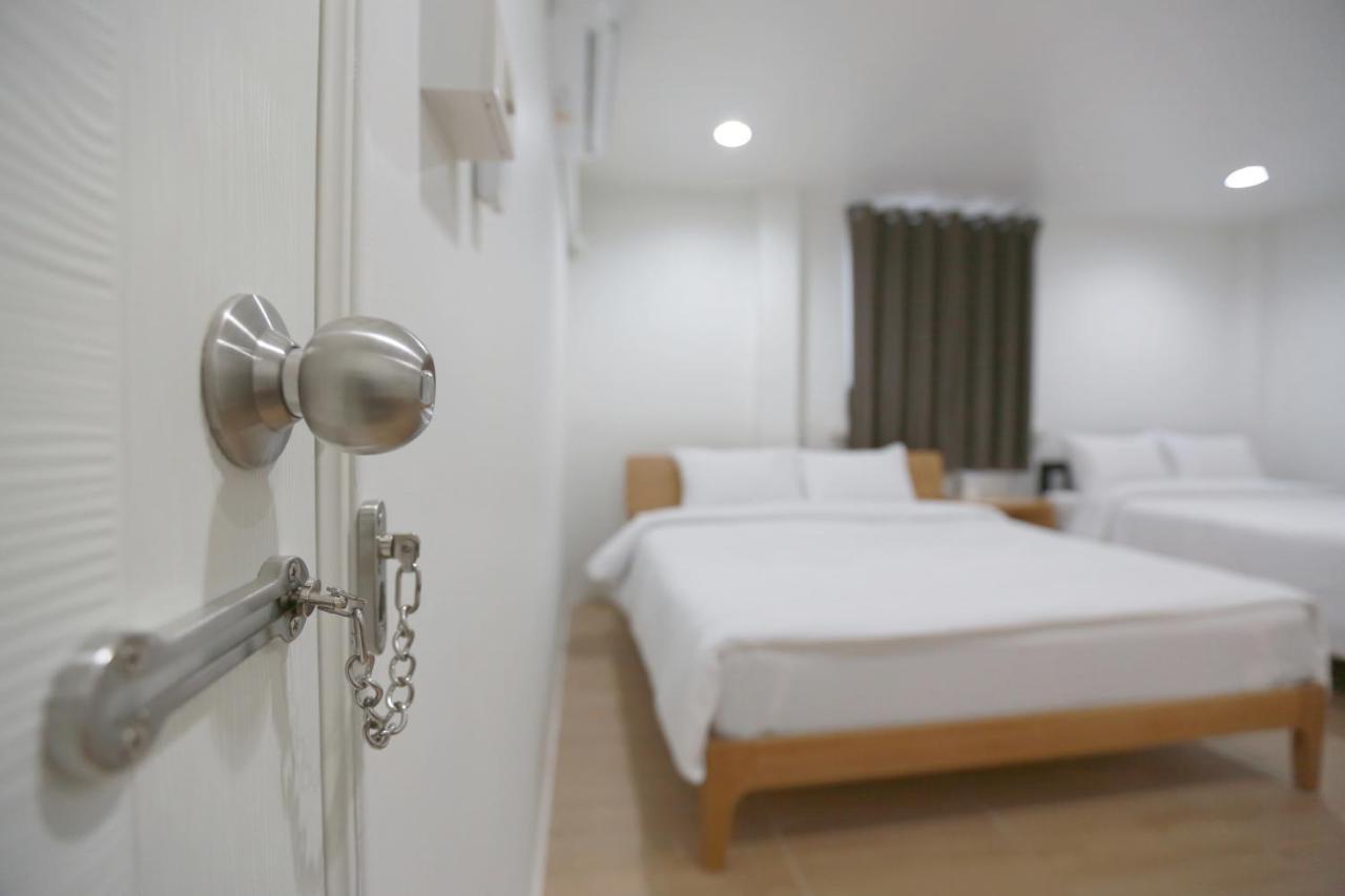 Interest Poshtel Hostel Bangkok Exterior photo